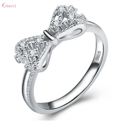 Silberner Schleifenring mit Zirkonia – Eleganz mit einem verspielten Touch